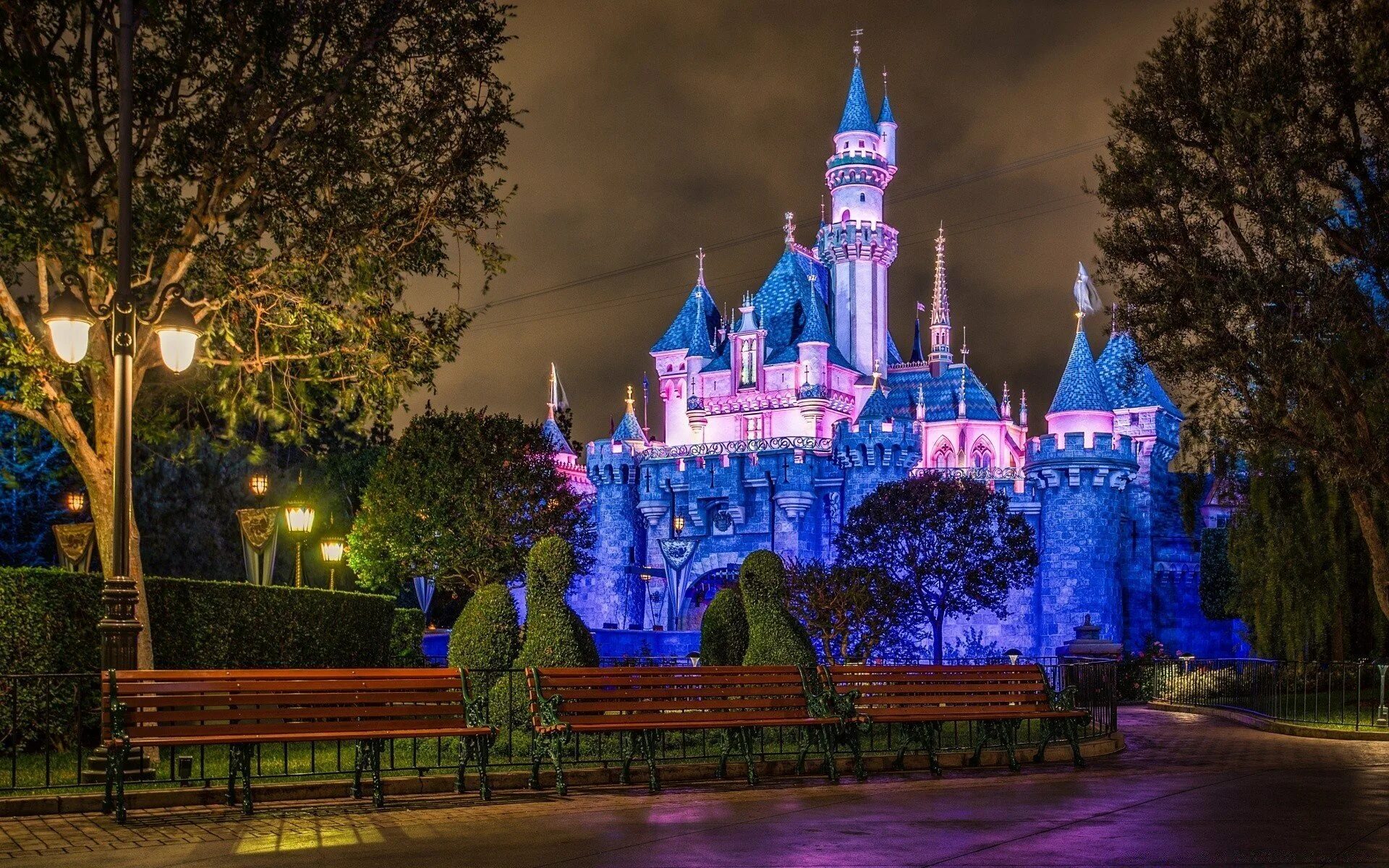 Замок спящей красавицы Disneyland. Замок Диснейленд Калифорния. Дворец Золушки Диснейленд. Замок Диснейленд (Анахайм). Дворец развлечений
