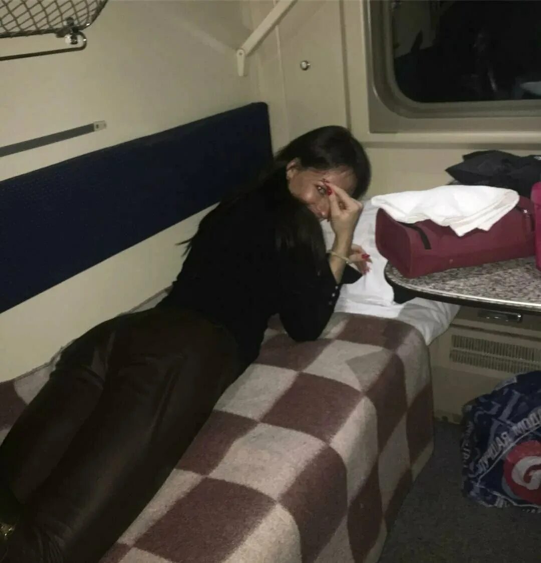 Ноги в поезде. Девушка в вагоне поезда. Попутчица в поезде. Женщина в поезде. Девушки в вагоне.