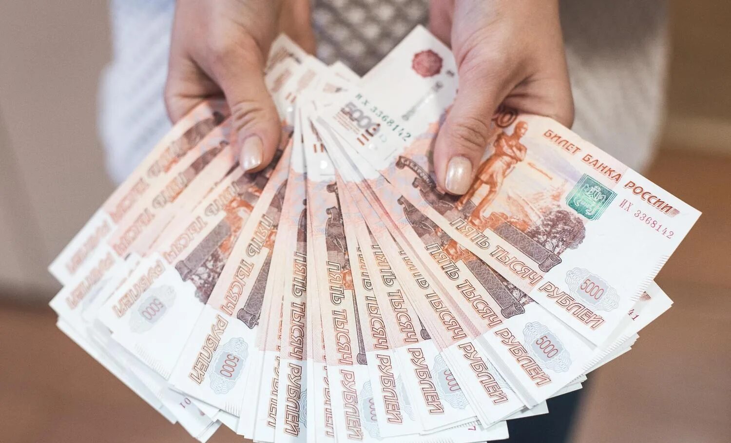 Много купюр. 150 тысяч рублей. Деньги в руках. 35 тыс рублей. Миллион рублей.