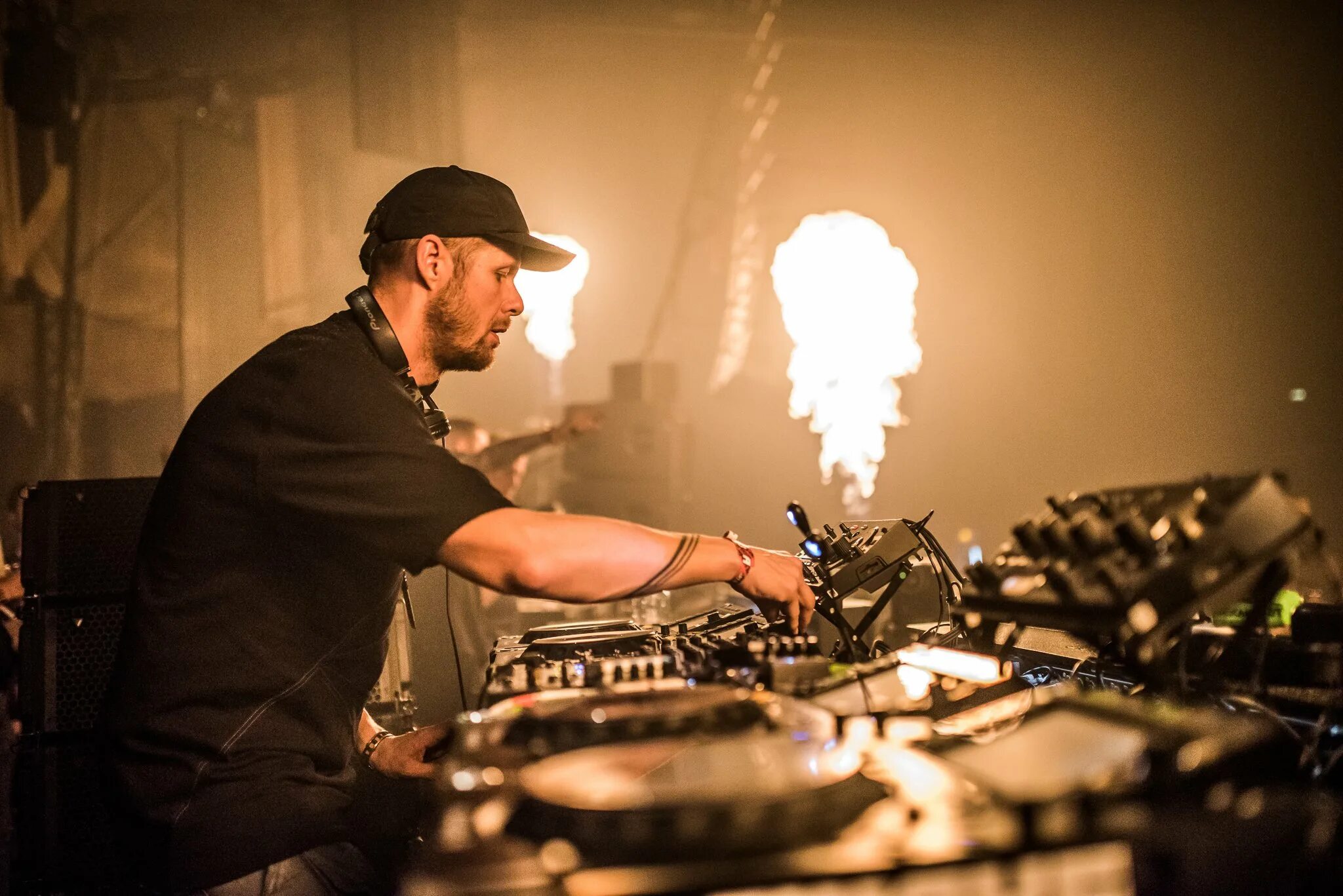 Techno dj set. Фото техно хаус. Комната диджея. Techno dj set. Boiler room.