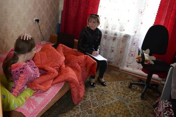 Дети кп. Неблагополучные семьи с детьми. заброшенные дети неблагополучных семей. рейд опеки по неблагополучным семьям.