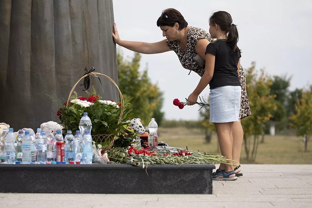 Захват террористами школы в беслане. Школа беслана 1 сентября 2004. Беслан 3 сентября 2004 штурм. Беслан теракт в школе 2004. Дети беслана 1 сентября 2004.