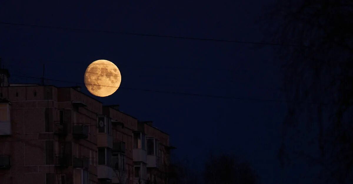 Восход Луны Оренбург. Восход Луна Киров. Луна восходит.