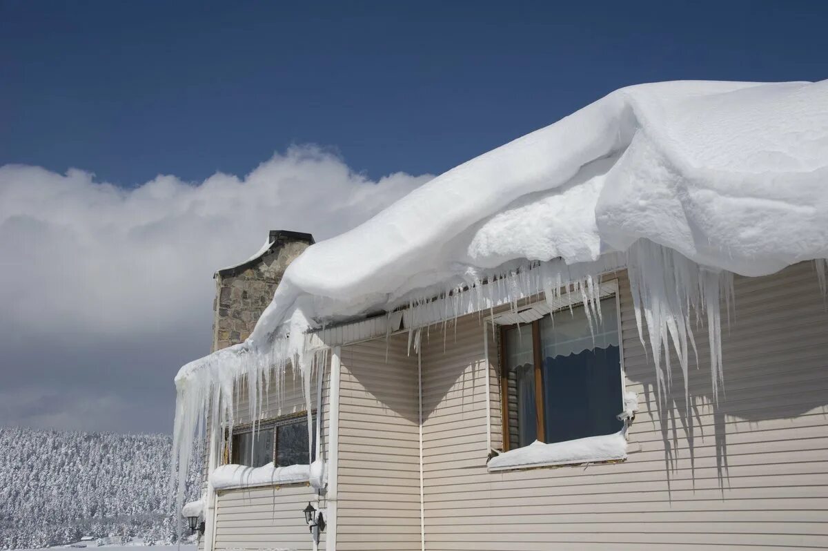 Снег на крыше. Заснеженная крыша. Заснеженные крыши домов. Снежная шапка на крыше.