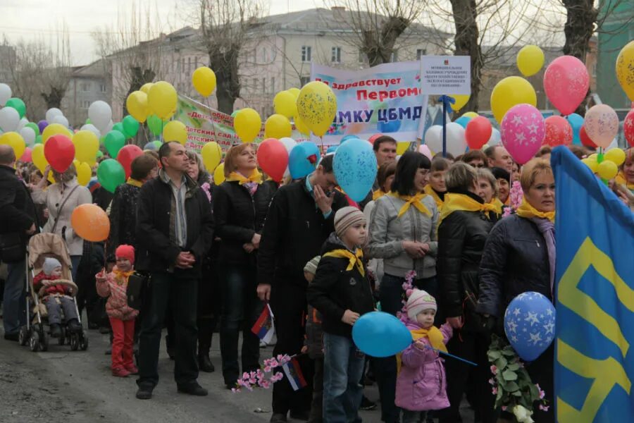 1 мая первоуральск. 1 мая первоуральск. Демонстрация 1 мая. 1 мая 1 первоуральск. Праздничная демонстрация 1 мая.