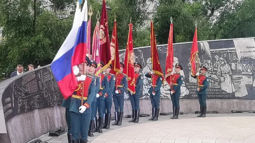 Саратов город трудовой. Саратов город трудовой доблести. Мемориал город Саратов. Памятник трудовой доблести Саратов. Саратов город трудовой доблести фото.