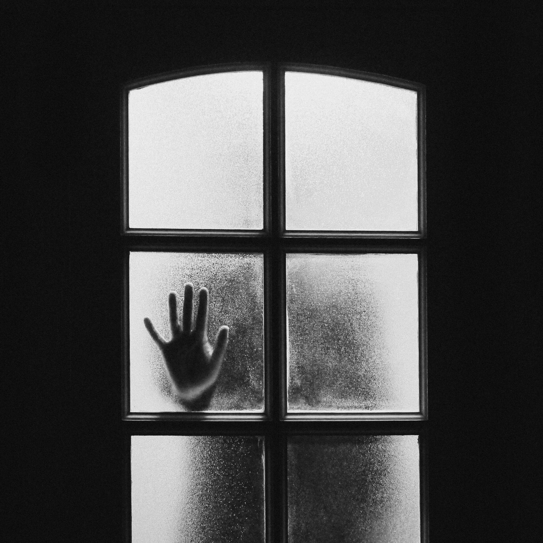 Тень окна. Комната с окном. Пустая заброшенная комната. Окно в темной комнате. Черные окна.