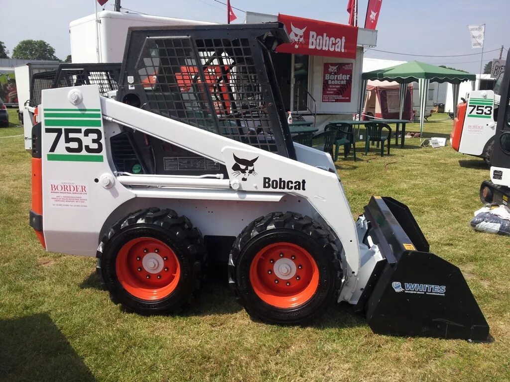 Кэт бу. TCM Bobcat 753. Мини погрузчик Бобкэт s630 аккумулятор. Погрузчик Bobcat s450. Бобкэт погрузчик 753.