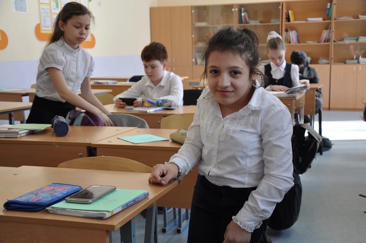 Одноклассники в школе. Девочка в новой школе. Девочки на перемене в школе. Класс Одноклассники.