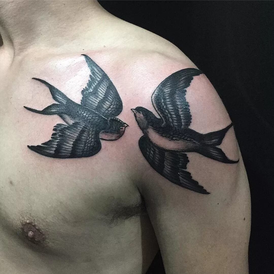 тату на груди мужские. тату ласточка мужская. тату на ключице мужские. тату с птицами для мужчин. тату птицы на руке.