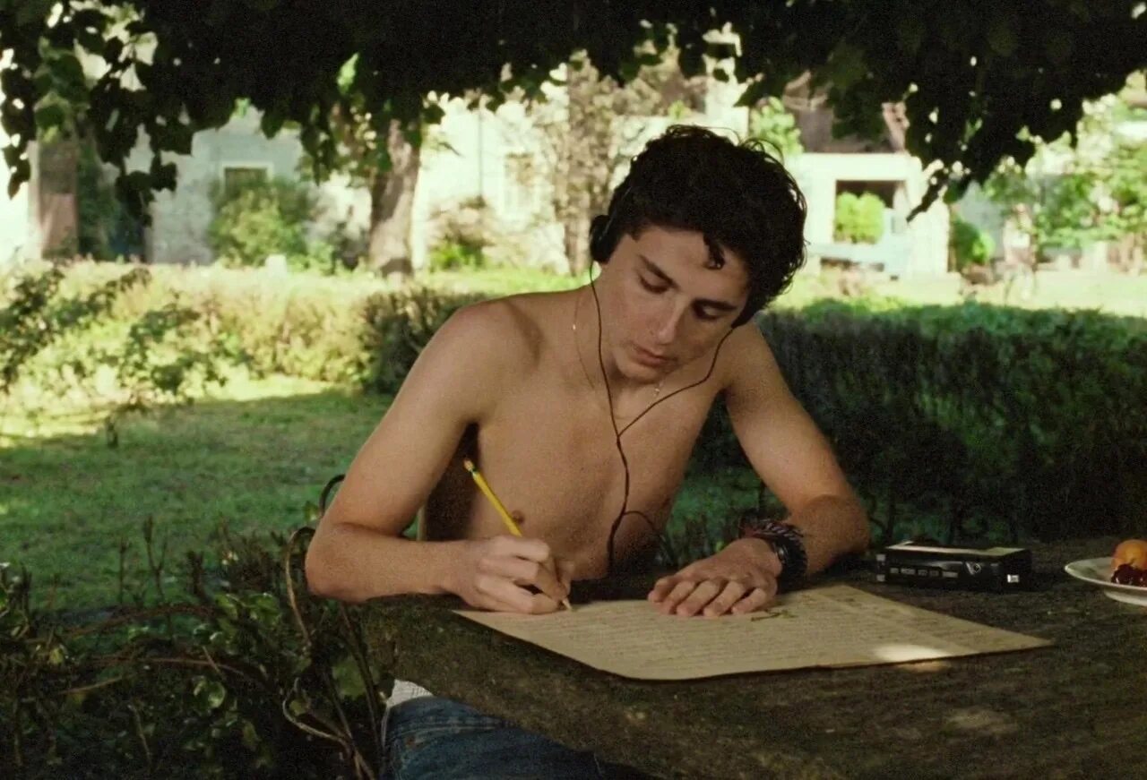 Тимоти шаламе зови меня своим именем. Тимоти шаламе. Назови меня своим именем постер. Call me 1 hour. Элио и оливер фильм.