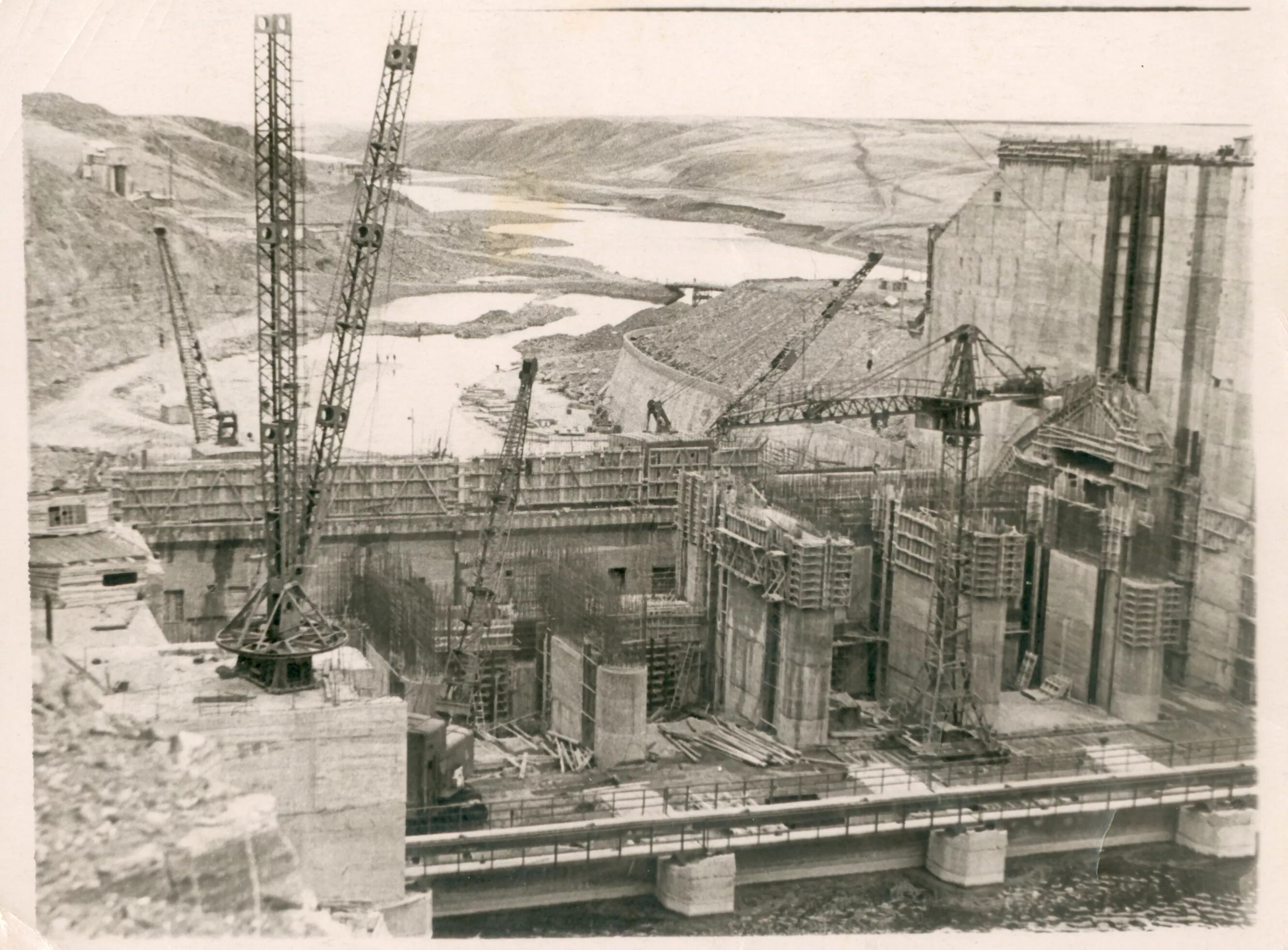 Перекрытие ангары братская гэс. Строительство братской гэс. Стройка гэс братск. Братская гэс в братске. Братская гэс город братск.