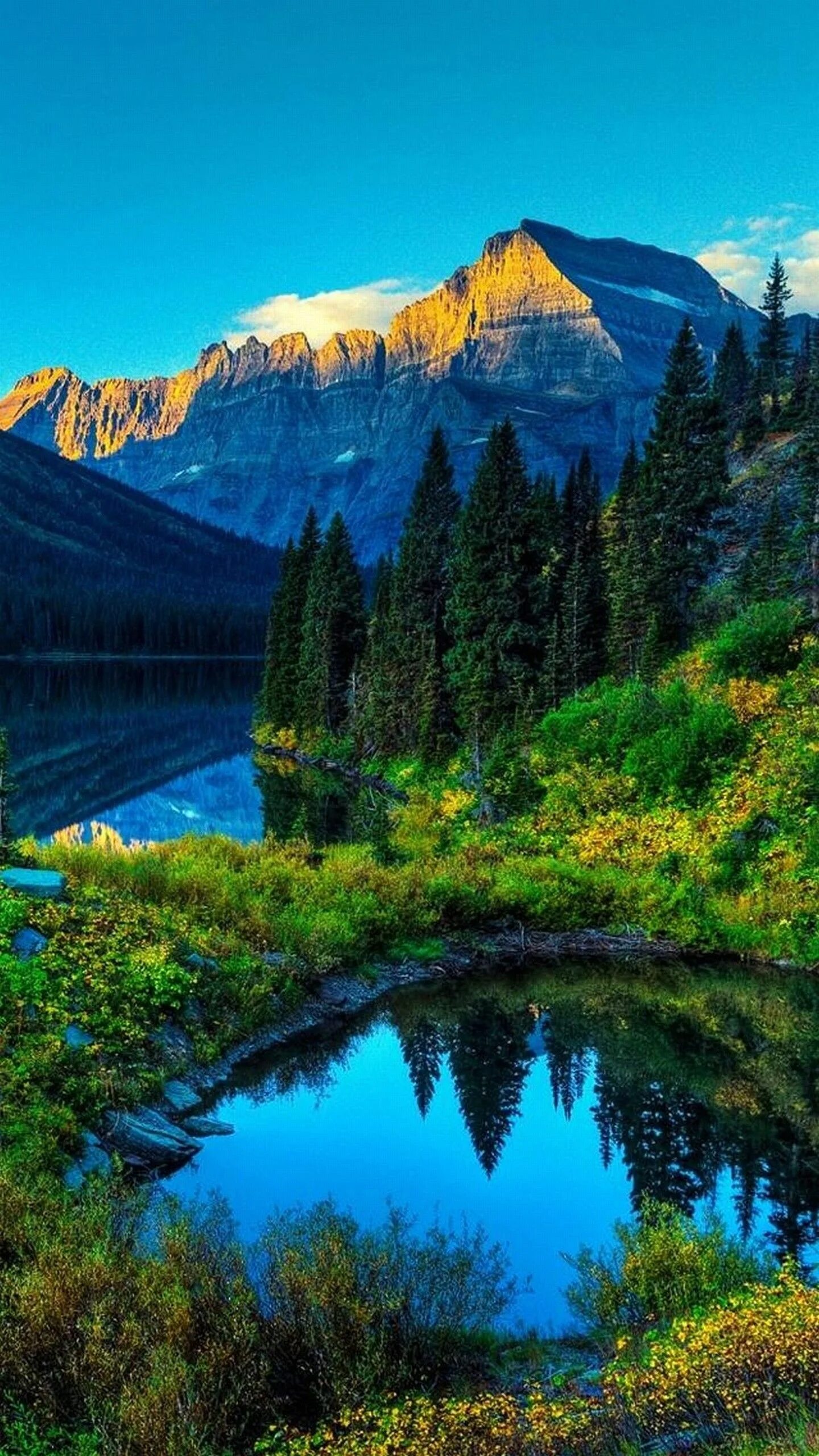 Природа горы. Красивые пейзажи природы. Горное озеро. Озеро в горах.