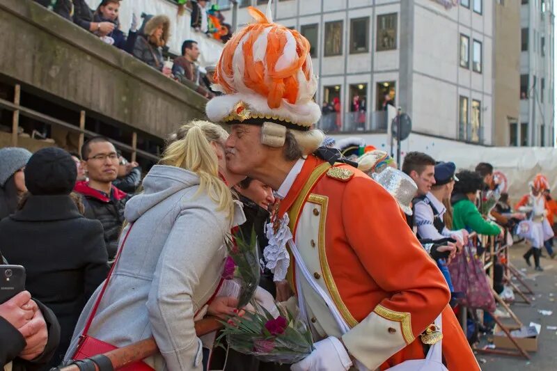 Notting hill carnival in london. Карнавал целовал целовал. Карнавал целовал целовал. Ноттинг-хиллский карнавал. Венецианские маски влюбленные.