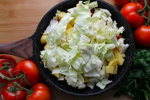 Капуста с овощами на сковороде