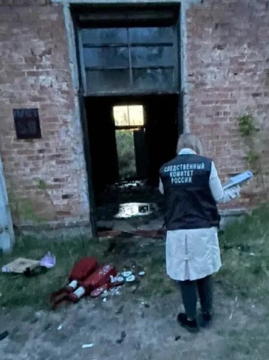 Парень в заброшенном здании