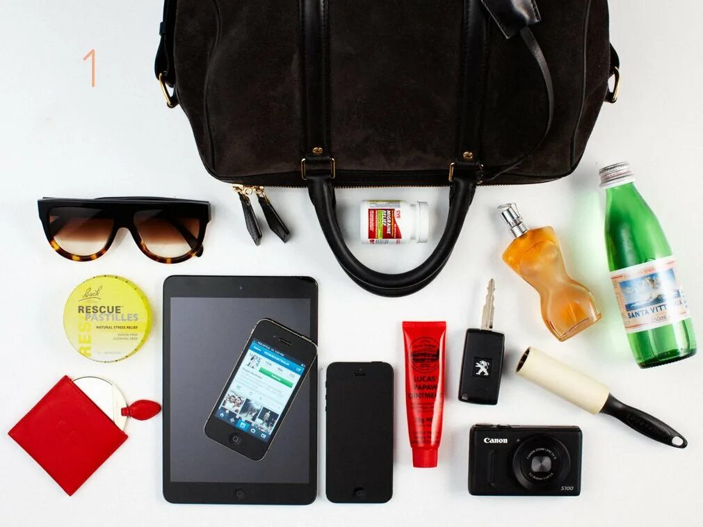 This is my bag. Содержимое женской сумки. сумка what&#039;s in my bag. мужские духи в сумочке. набор вещей для женской сумки с подписями.