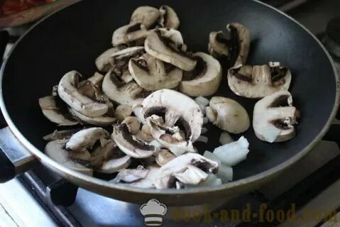 Приготовить шампиньоны с луком и сметаной