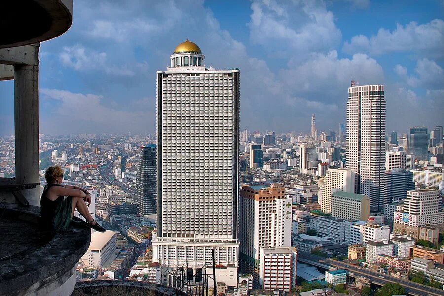 Unique tower. Башня Саторна Таиланд. Sathorn unique Бангкок. Бангкок небоскреб-призрак Sathorn unique. Стейт-Тауэр (State Tower), Бангкок.