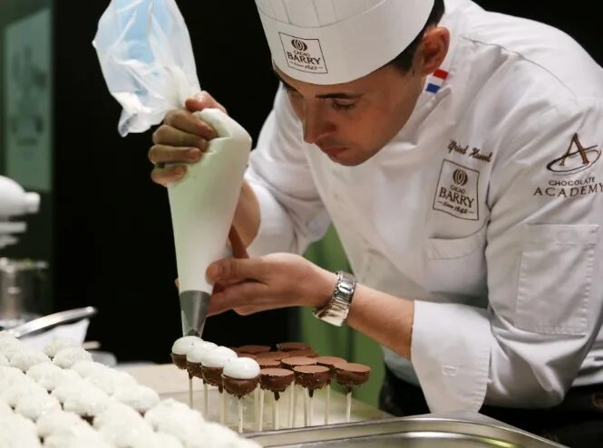 Кондитер шоколатье. Линдт кондитер. Профессия шоколатье презентация. Мастер шоколатье линдт. Повар кондитер.