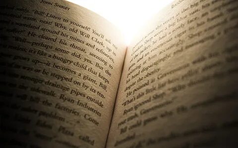 Раскрытая книга с текстом