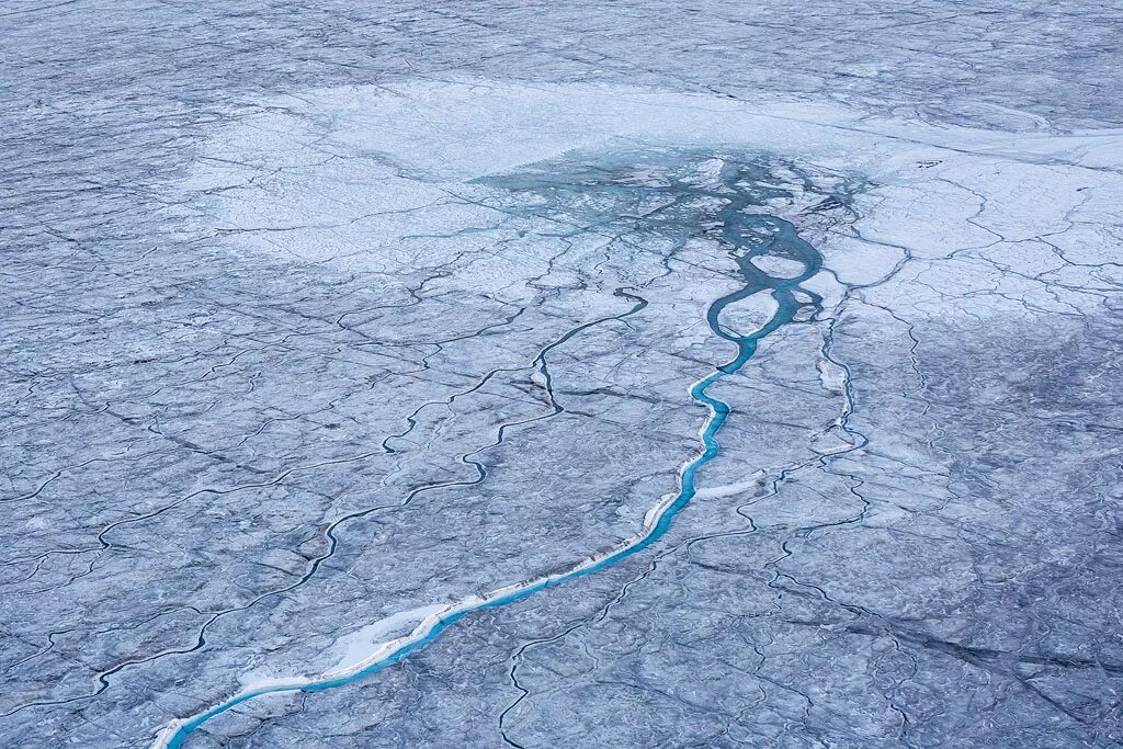 Длина реки гренландия. Реки Гренландии. Голубая река Гренландия. Каньон ледяной текстура. Голубая река в леднике Петерманна..
