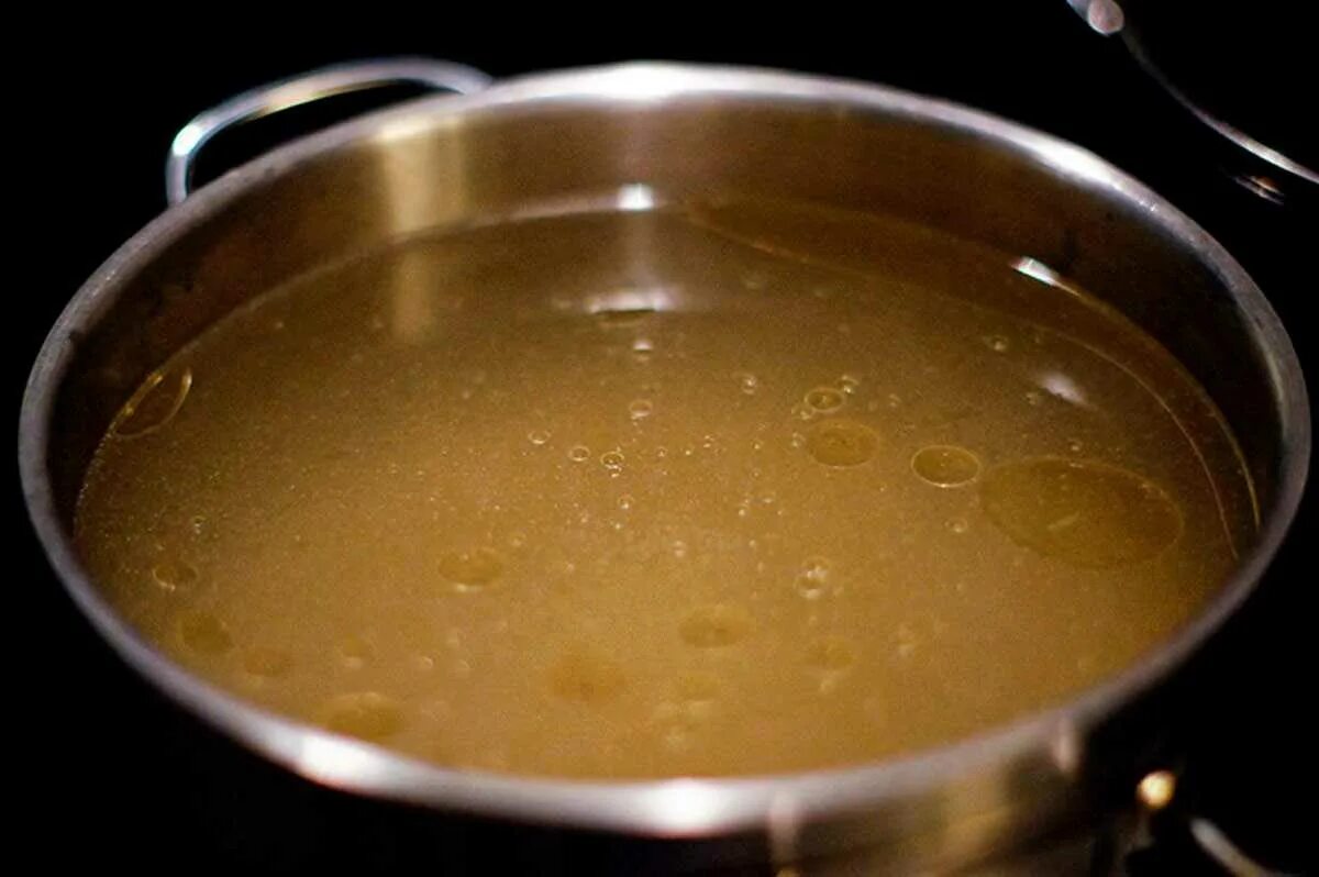 Что добавляют при варке бульона. Мясной бульон. варка бульона. мясной бульон варка. бульон мясной прозрачный.