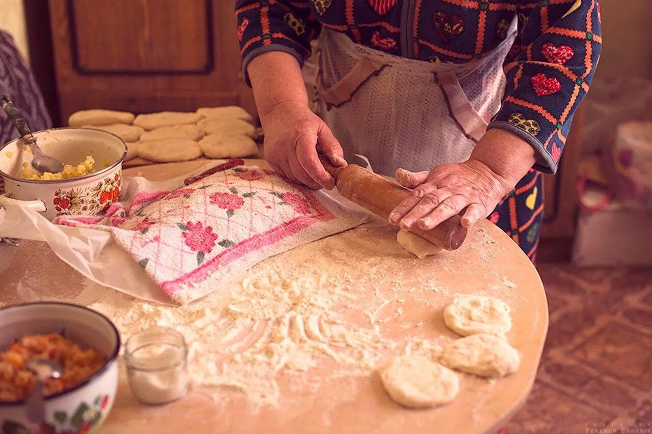 Печем пироги быстро. Бабушка стряпает пирожки. бабушка и тесто. бабушка печет пирожки. печь пироги.