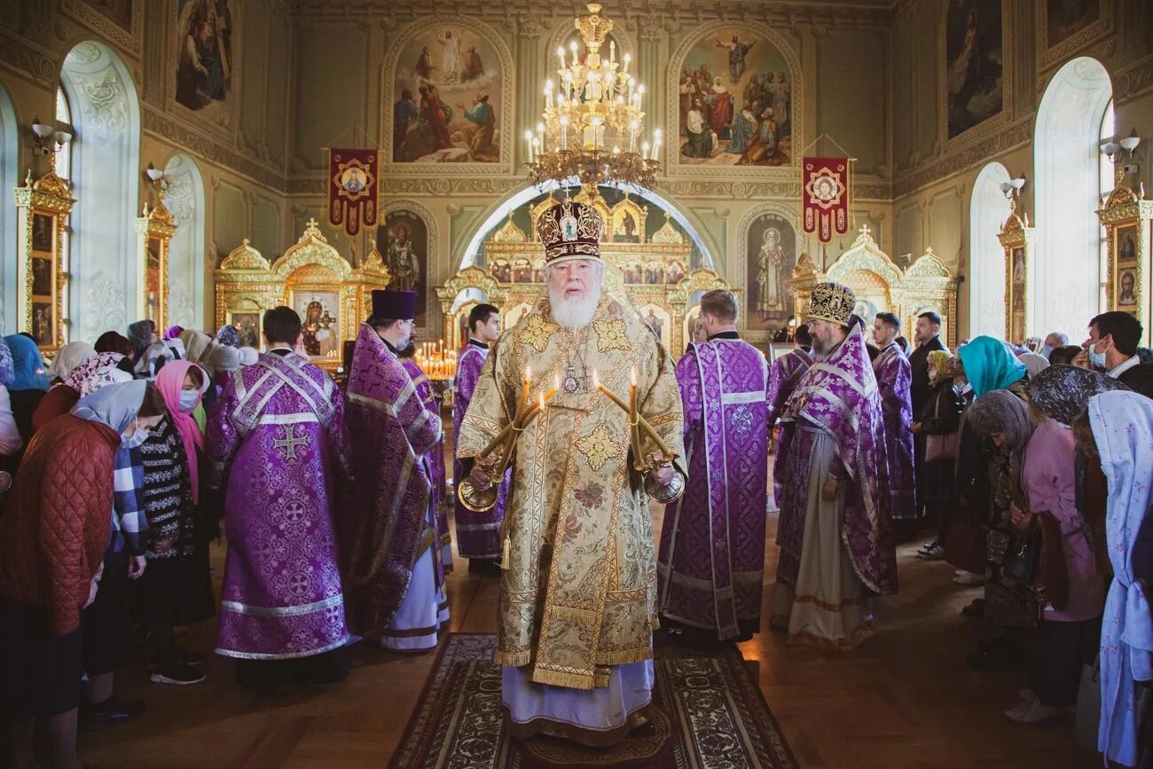 ира. самарско-сызранская епархия. самарская епархия русской православной церкви. самарская епархия русской православной. вход в православный собор города самары.