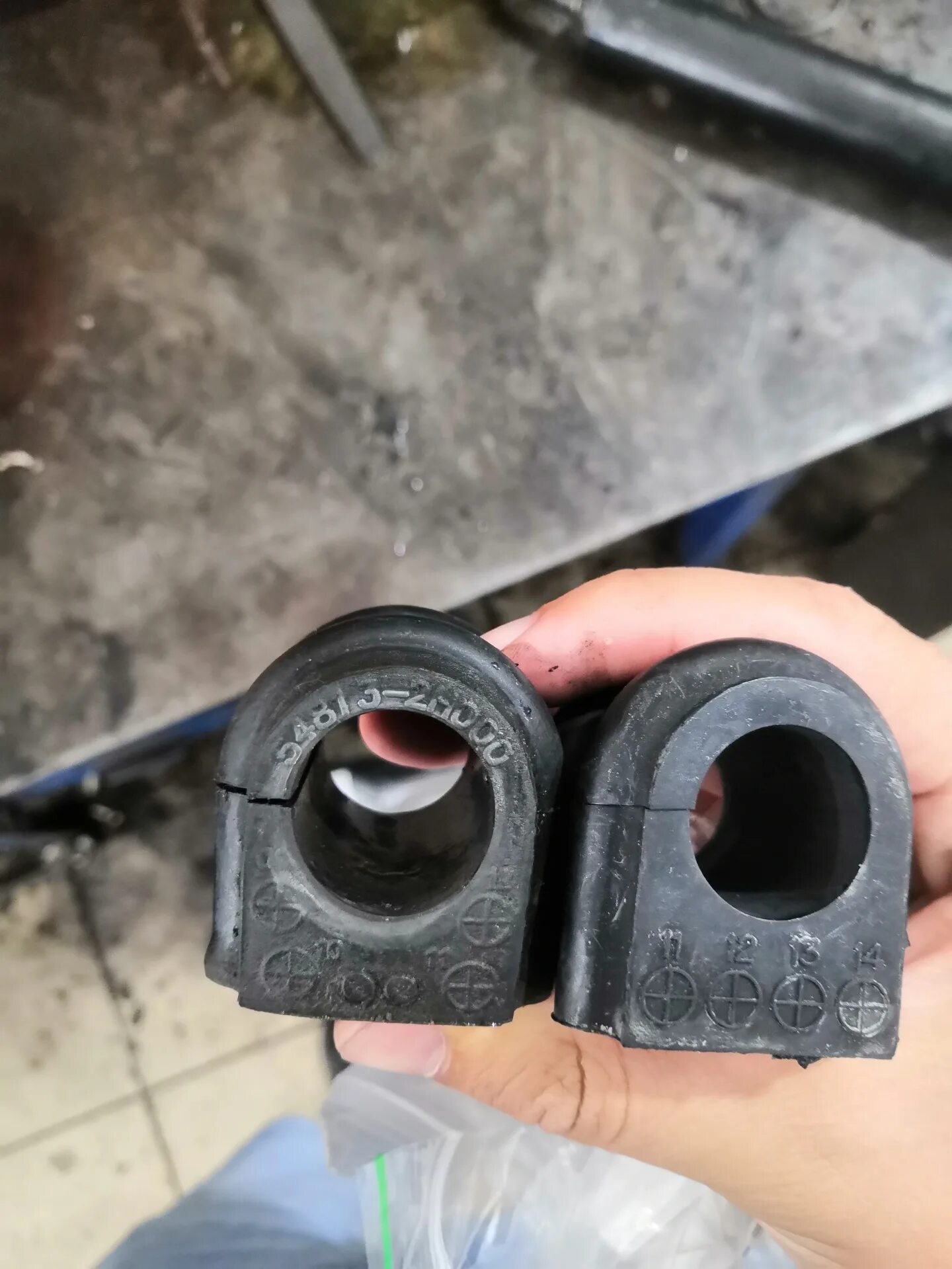 Пластиковые втулки стабилизатора поперечной устойчивости шкода. Как меняются втулки стабилизатора. Как меняются втулки стабилизатора. Втулки стабилизатора hyundai getz 1. Втулки и стойки стабилизатора поперечной устойчивости.