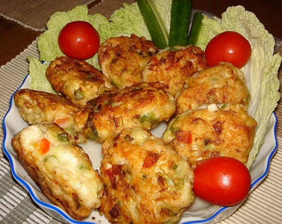 Какое блюдо можно приготовить домашним. Куриные котлеты. Вкусные блюда из куриного фарша. Куриные котлетки с овощами. Куриные котлеты с болгарским перцем.