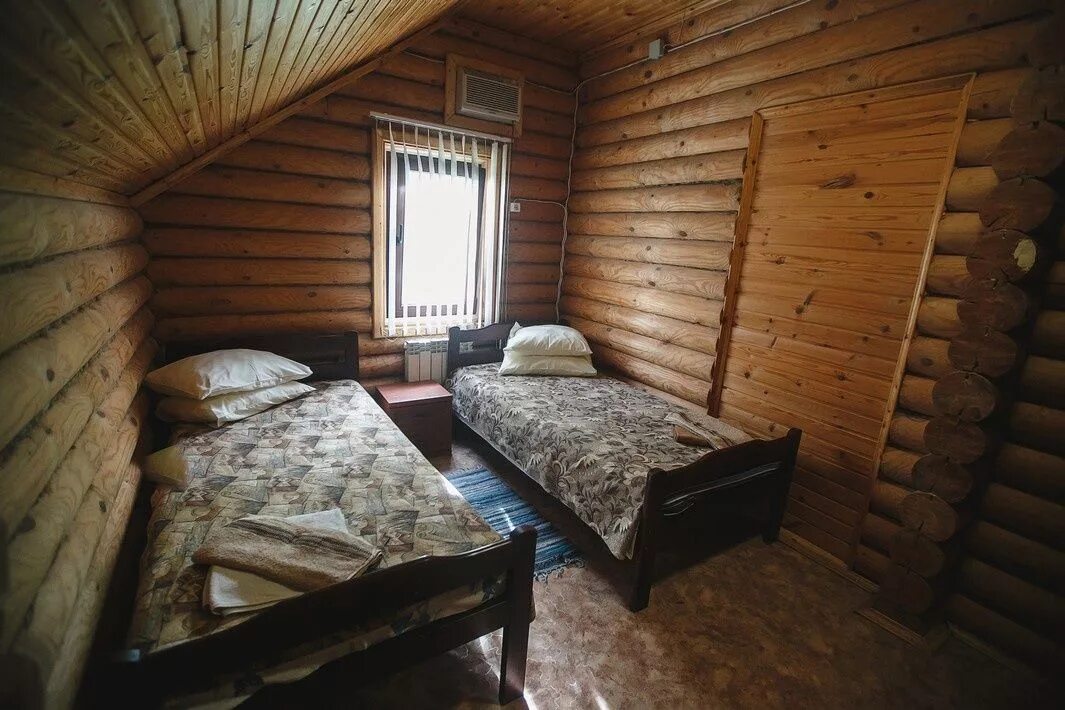 Кировск астраханская область. Рыбацкая деревня кировский. база рыбное место. база для рыбалки рыбацкая хижина. рыболовная база дизайн комнаты.