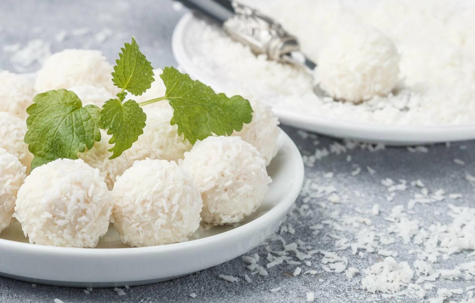 Конфеты рафаэлло из кокосовой стружки. Домашнее рафаэлло со сгущенкой. Домашнее рафаэлло со сгущенкой. Конфеты с кокосовой стружкой рафаэлло. Домашнее рафаэлло со сгущенкой.