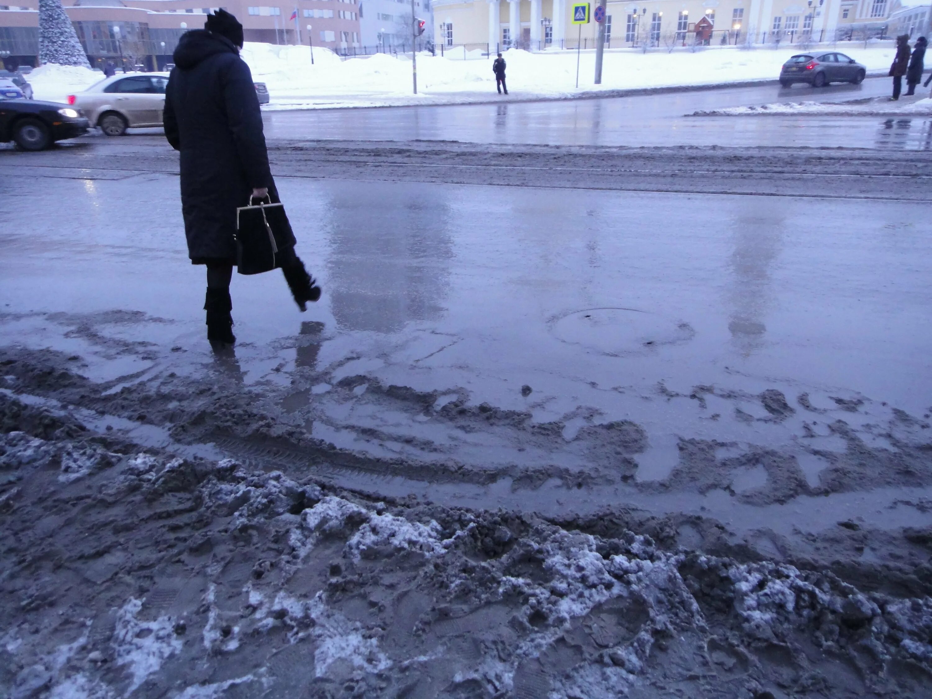 Потепление в январе. Слякоть на дороге. Лужа зимой. Снег и лужи. Слякоть мокрый снег.