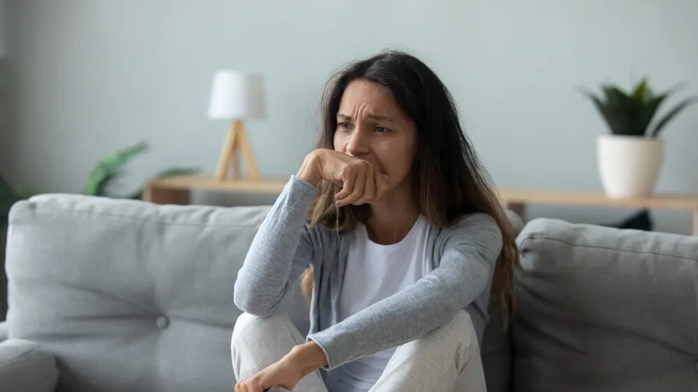 Почему плачу когда повышают голос. Плакать от повышенного голоса. Upset woman crying.