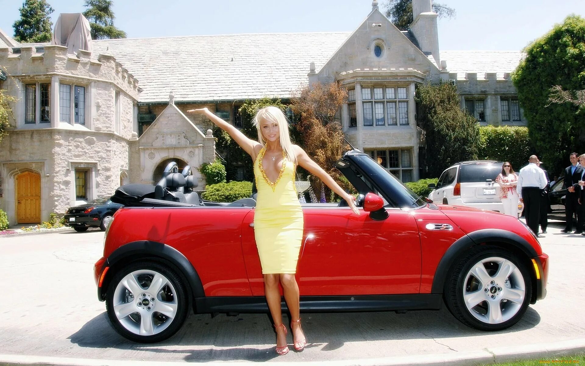 Блондинка и автомобиль. Шикарная женщина и автомобиль. Девушка в кабриолете. Женщина около машины.
