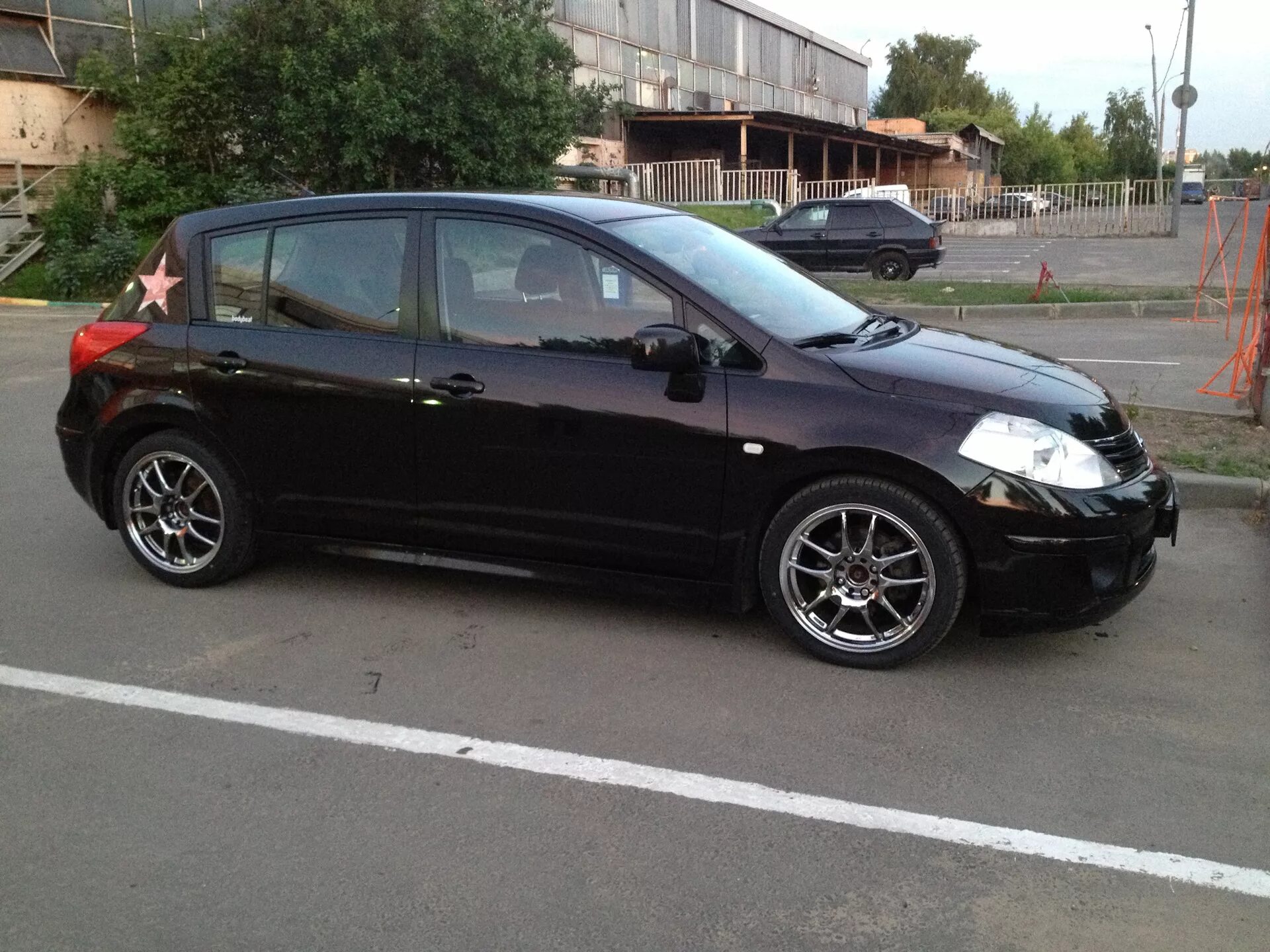 Nissan tiida 1g. Тиида r17. Ниссан тиида на 17 колесах. Nissan tiida r18 дисках. Nissan tiida диски r16.