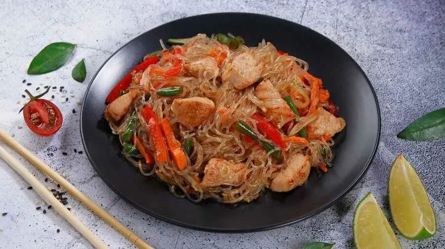Приготовить фунчозу с курицей и овощами рецепт. Фунчоза с курицей и овощами. курица терияки с фунчозой. фунчоза с овощами в соевом. фунчоза с курицей в соусе терияки.
