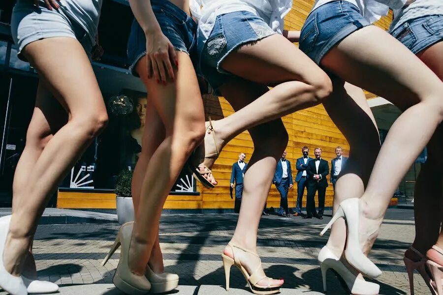 Девушки и их ноги. Подруги ноги. ножки девушек на улице фото. ножки подружек. ножки девушек на улицах москвы.