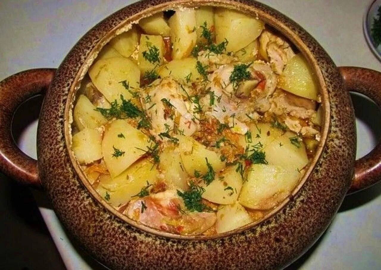 сколько по времени готовится мясо в горшочках. жаркое в горшочках. мясо в горшочках с картошкой в духовке. мясо с овощами в горшочках. картошка в горшочках в духовке.