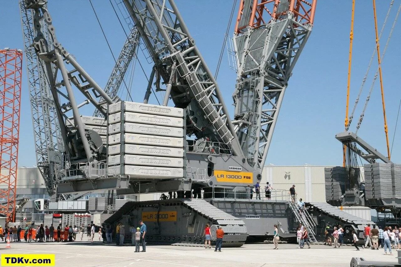 Громадный кран. Liebherr LR 13000. Гусеничный кран Liebherr LR 13000. Самый большой кран Liebherr гусеничный. Самый большой гусеничный кран Либхер LR 13000.