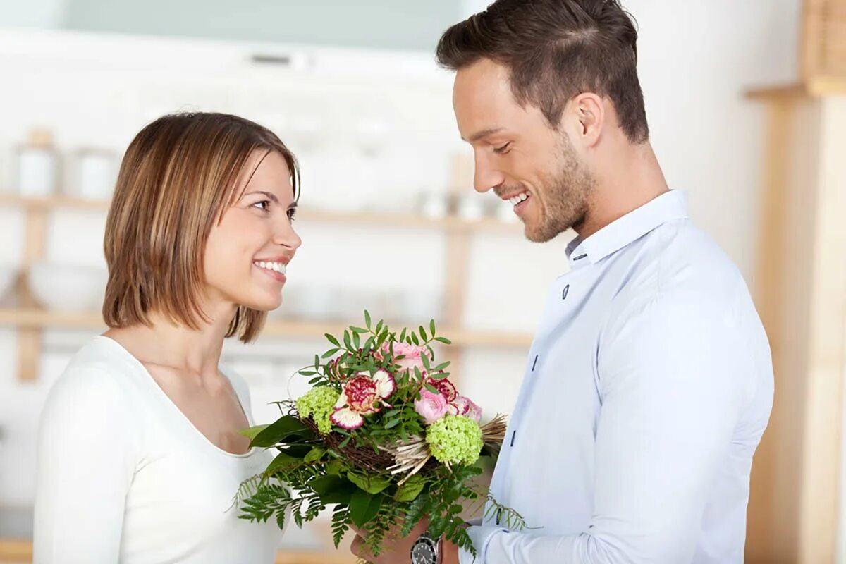 Как будет 8 мужа. Мужчина дарит цветы. Мужчина дарит цветы девушке. Парень дарит букет девушке. Мужчина дарит жене цветы.