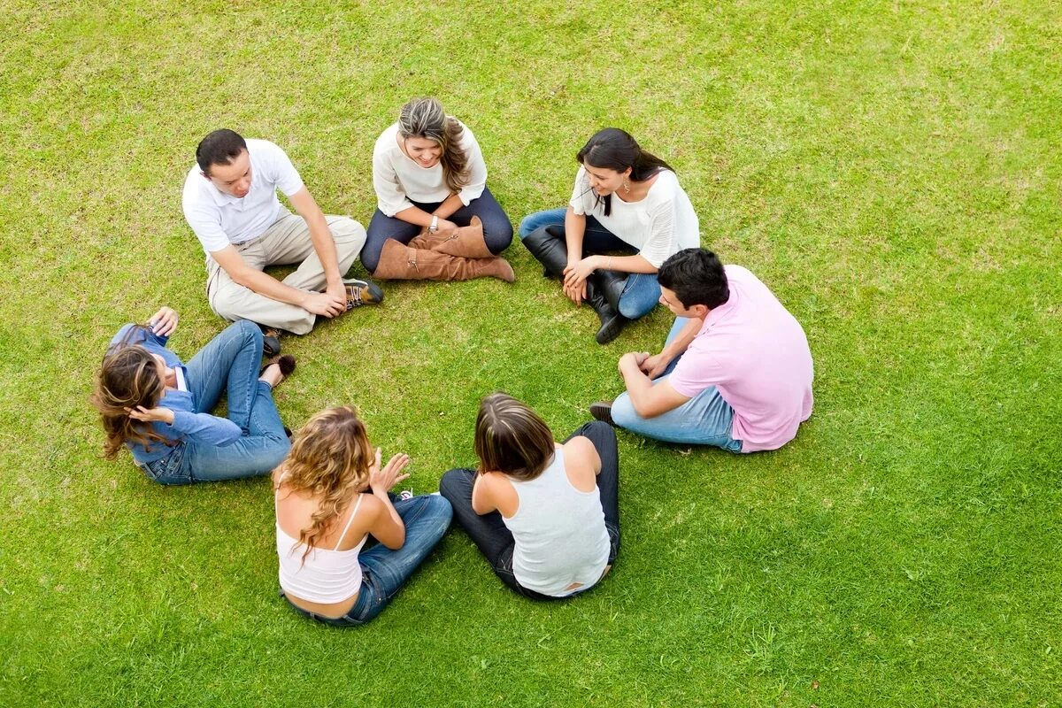 Окружение хорошими людьми. Группа людей. Люди сидят в кругу. Психологический тренинг. Группа людей на природе.