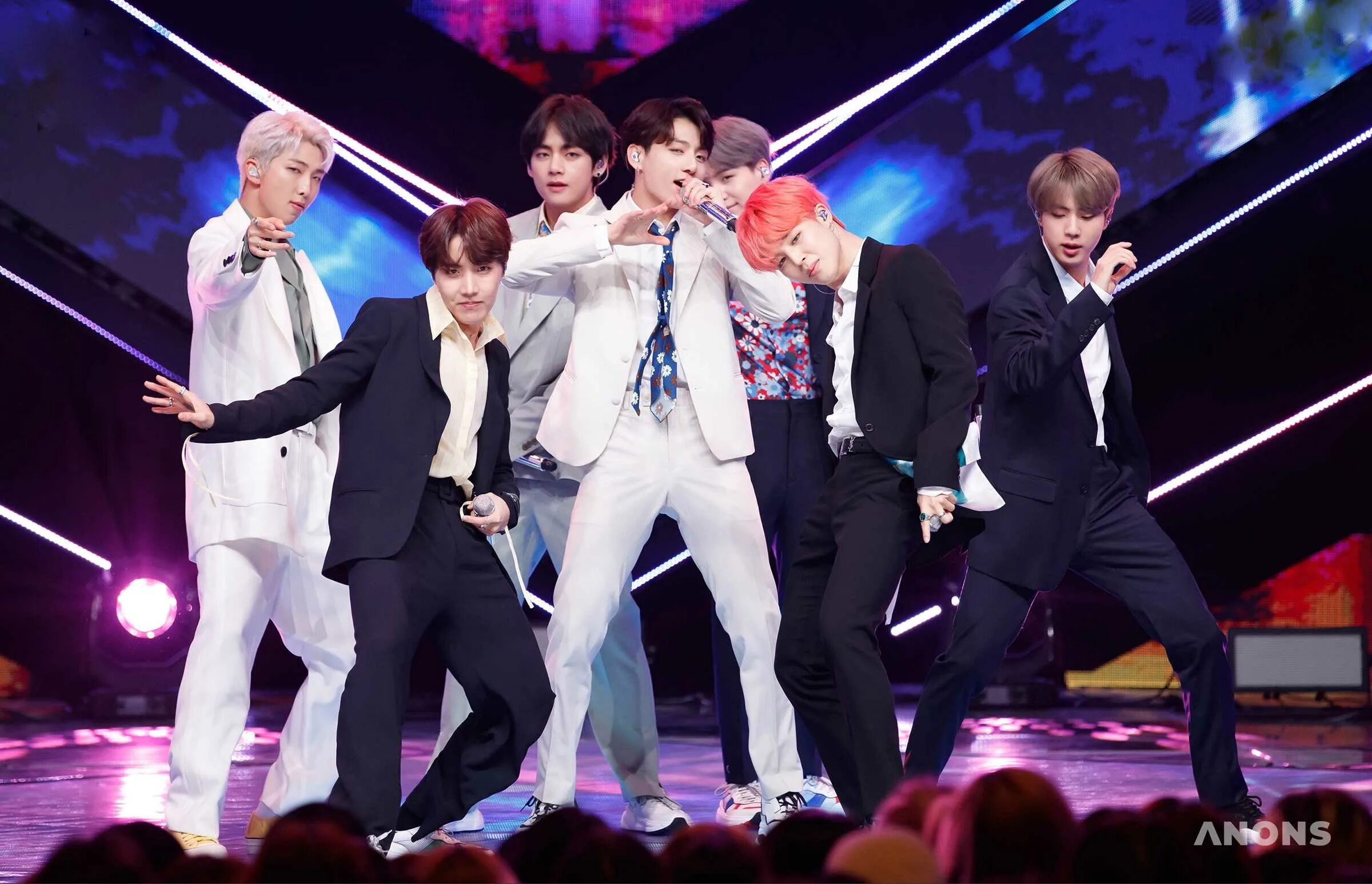 Антипод бтс. Бтс концерт boy with luv. кпоп концерты bts. bts группа на сцене.