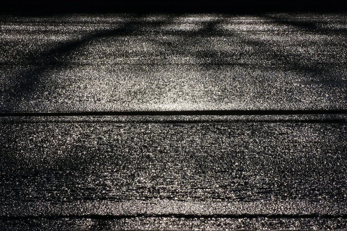 мокрый асфальт текстура. темно бирюзовый. асфальт текстура. черный мокрый асфальт. фактура асфальта.