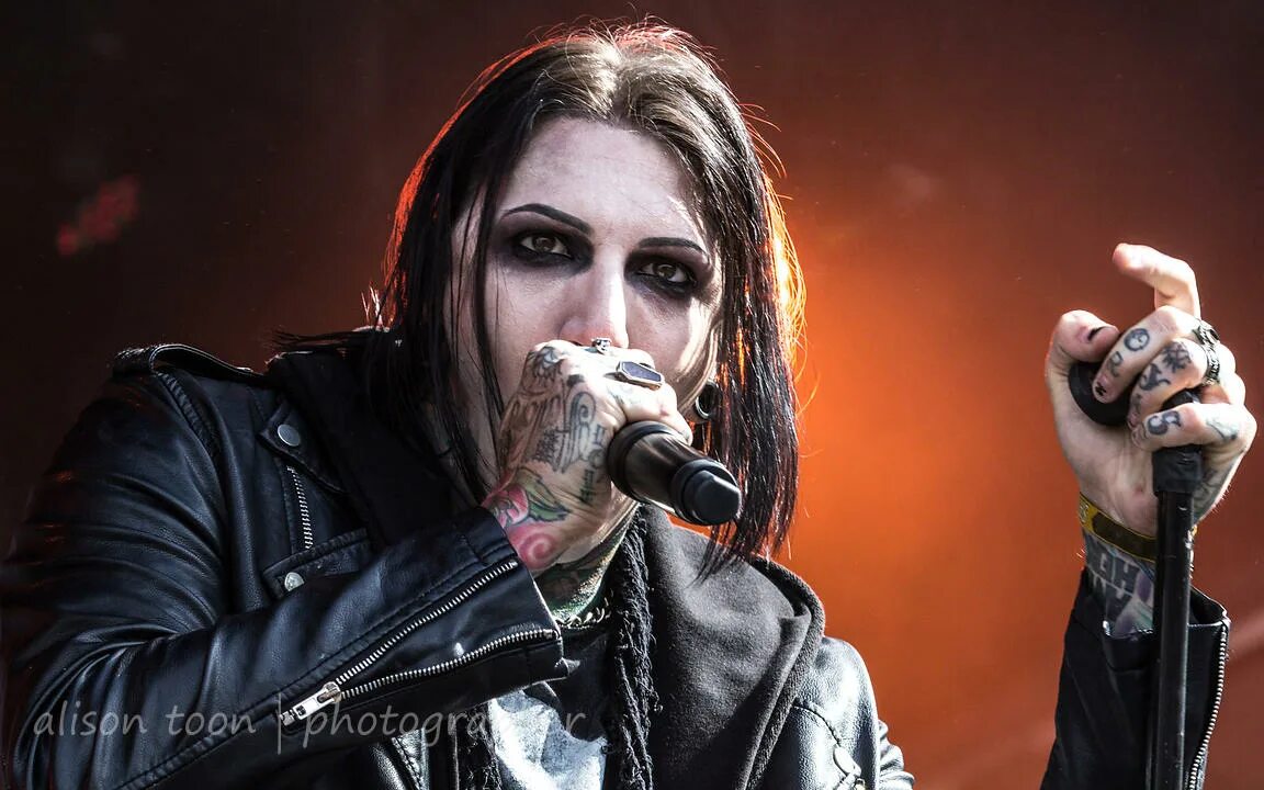 Motionless in white evil. Крис моушенлесс 2025. группа motionless in white. motionless in white вокалист 2025. chris &quot;motionless&quot; cerulli.