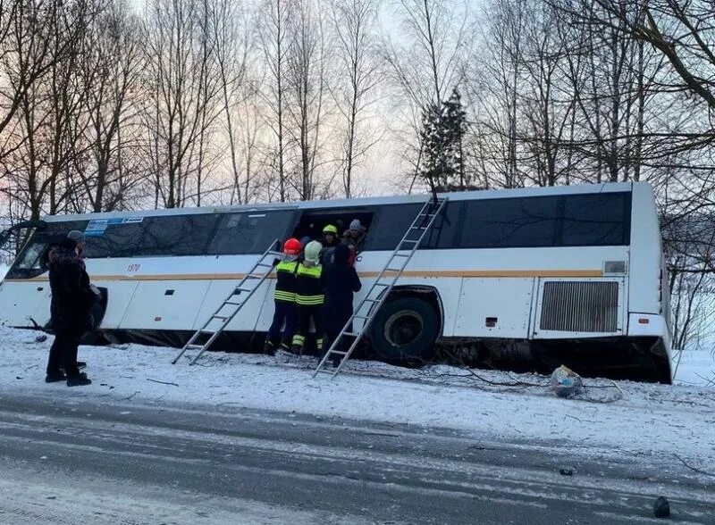 В Москве перевернулся автобус. Перевернулся автобус с детьми.