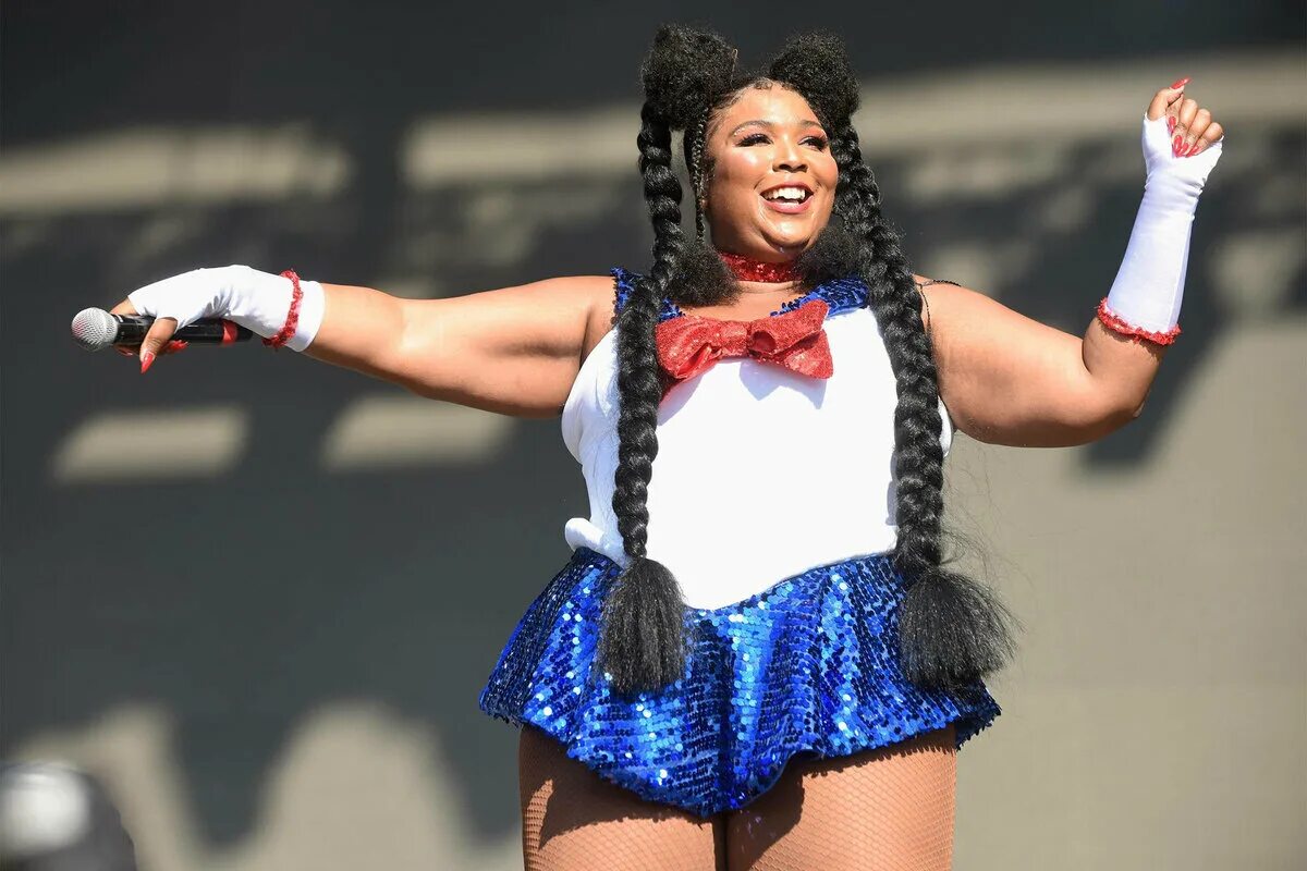 Алмари певица. Lizzo певица. лиззо американская певица вес. певица лиззи фото. лиззо американская певица фото.