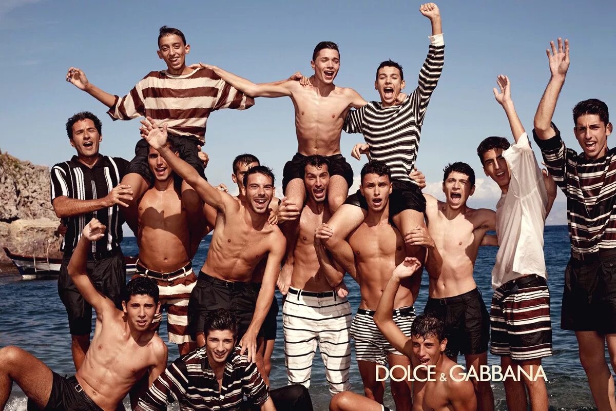 Много мужчин фото. Dolce & Gabbana Spring/Summer 2013 campaign. Групповая фотосессия парней. Фотосессия много мужчин. Много красивых парней.