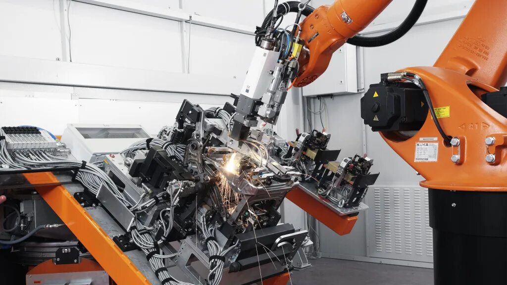 Machine manufacturer. Робот kuka сварка. Промышленный робот манипулятор kuka программирование. Промышленный робот ЦПР-1п. Fanuc и kuka роботы.